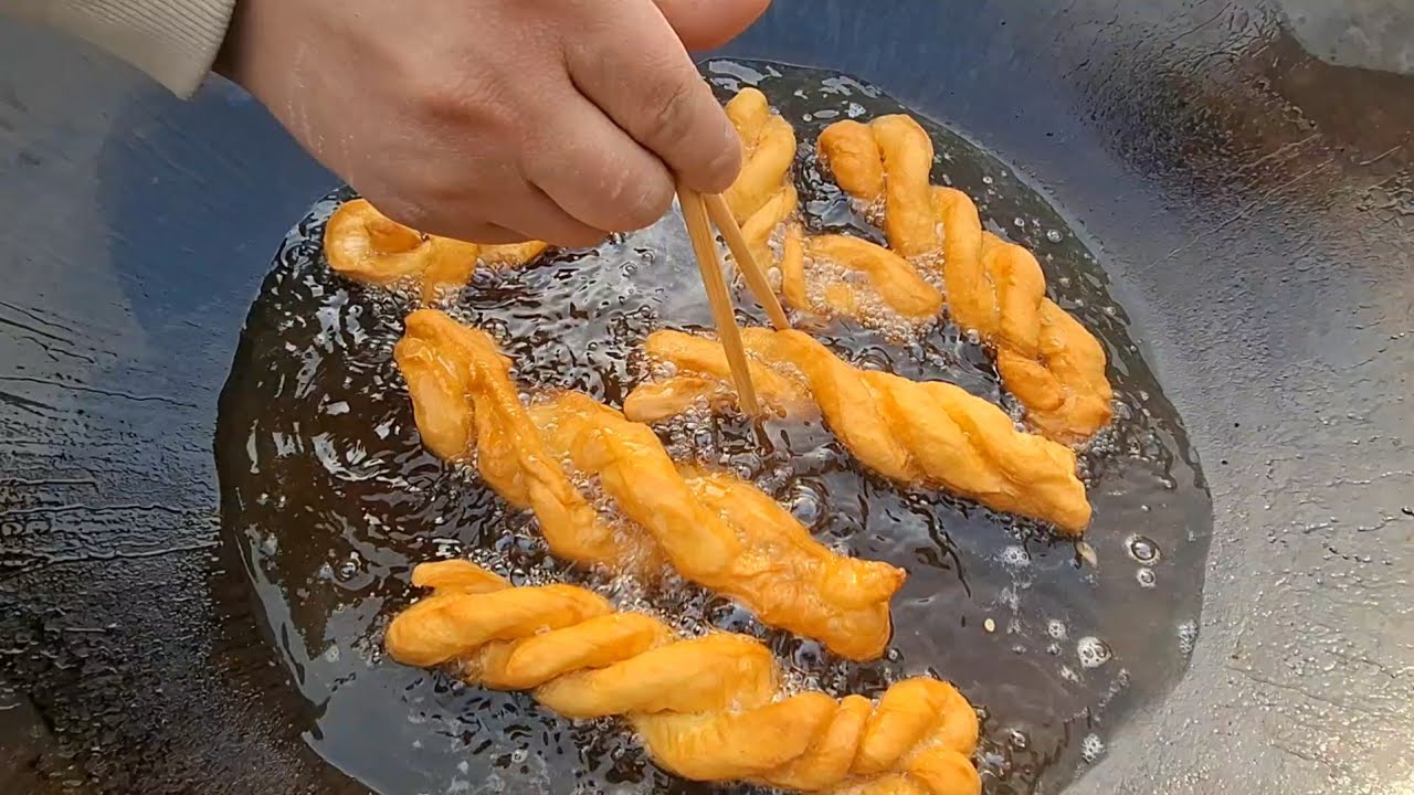 717.Mẹ Chồng Nhi Chiên bánh Quai Chèo Cho Cả nhà ăn !
