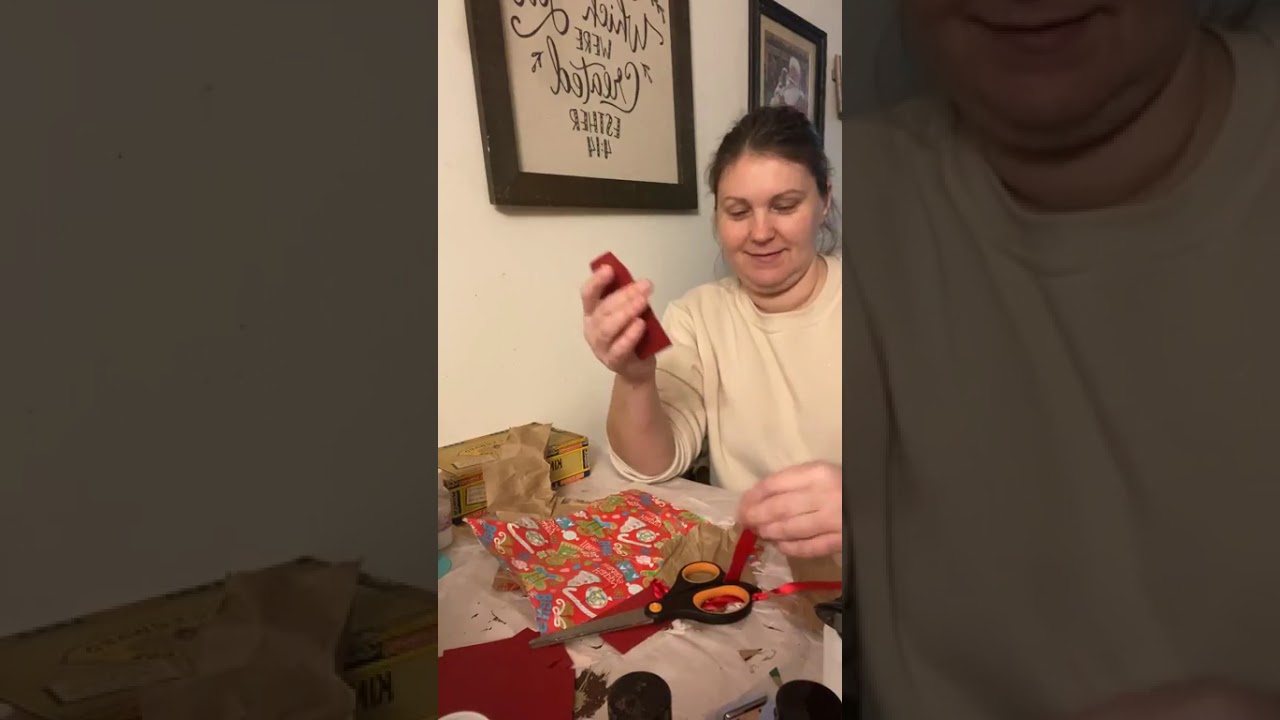 Let's make something out of the leftover Christmas wrapping paper 