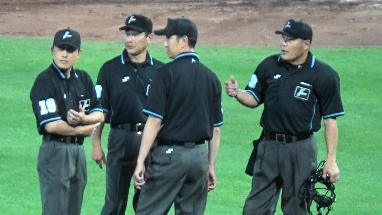 【審判ウォッチ（走塁妨害編）】三塁手前のプレーを巡り審判団協議⇒川口審判による場内説明⇒佐々岡監督抗議の様子【2022.6.3 広島 vs オリックス １回戦　＠マツダスタジアム】