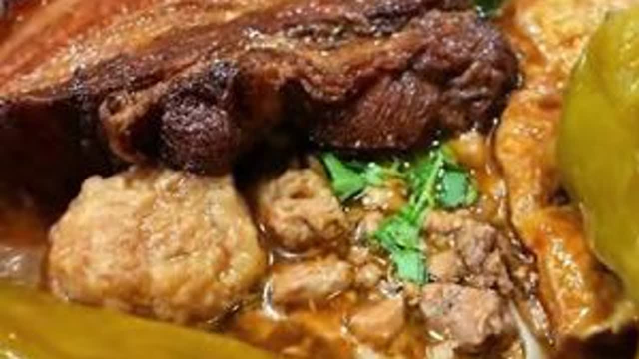 早上6点起床，我从晋城乘坐复兴号一路向北来到了世界大同，中午1点终于端上了这一碗心心念念的大同刀削面，两人消费84元。#刀削面 #大同美食 #山西美食 #地方特色美食 #好好吃饭大赛