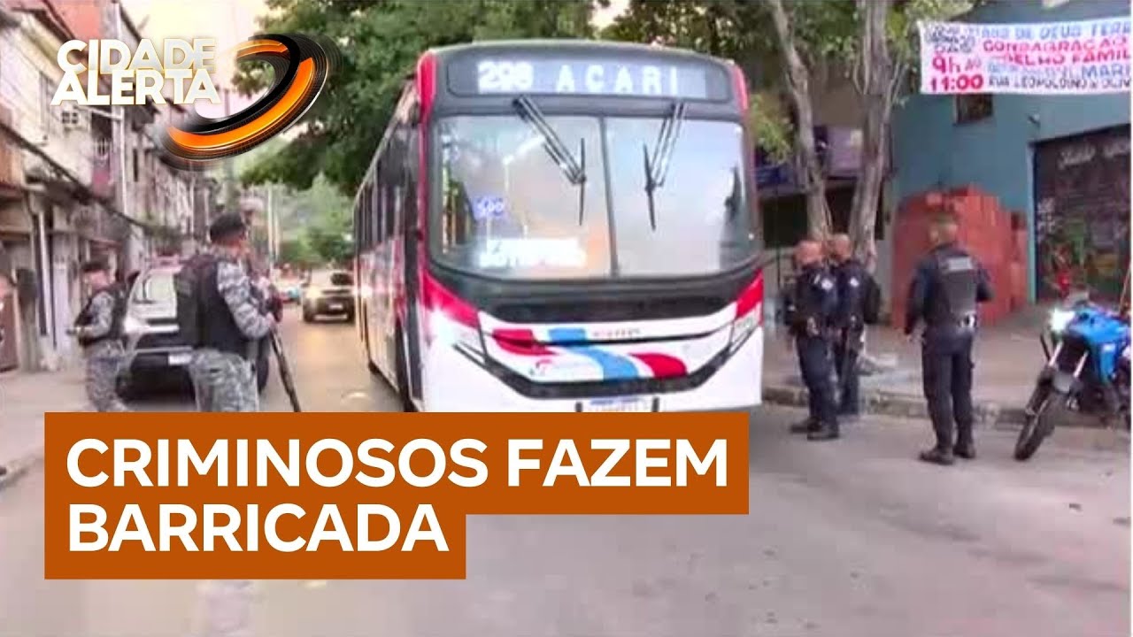 Dez ônibus são sequestrados por criminosos e feitos de barricadas em Madureira, no Rio de Janeiro