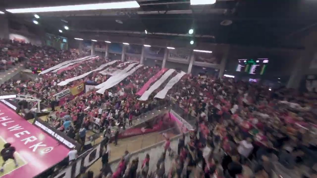 Drohnenflug im ausverkauften Telekom Dome