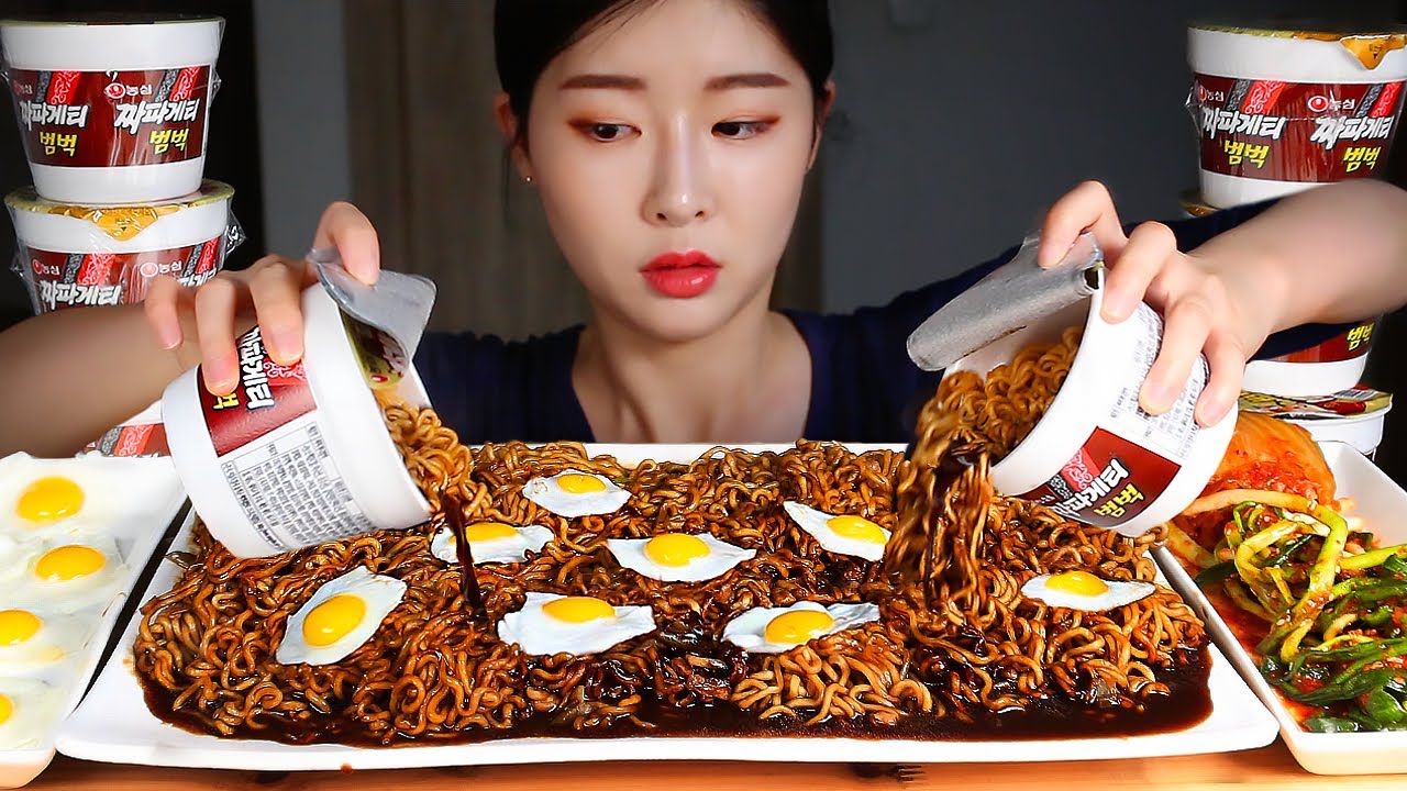 ASMR Черная фасоль с лапшой 6 чашек! Перепелиные яйца кимчи лапша быстрого приготовления MUKBANG