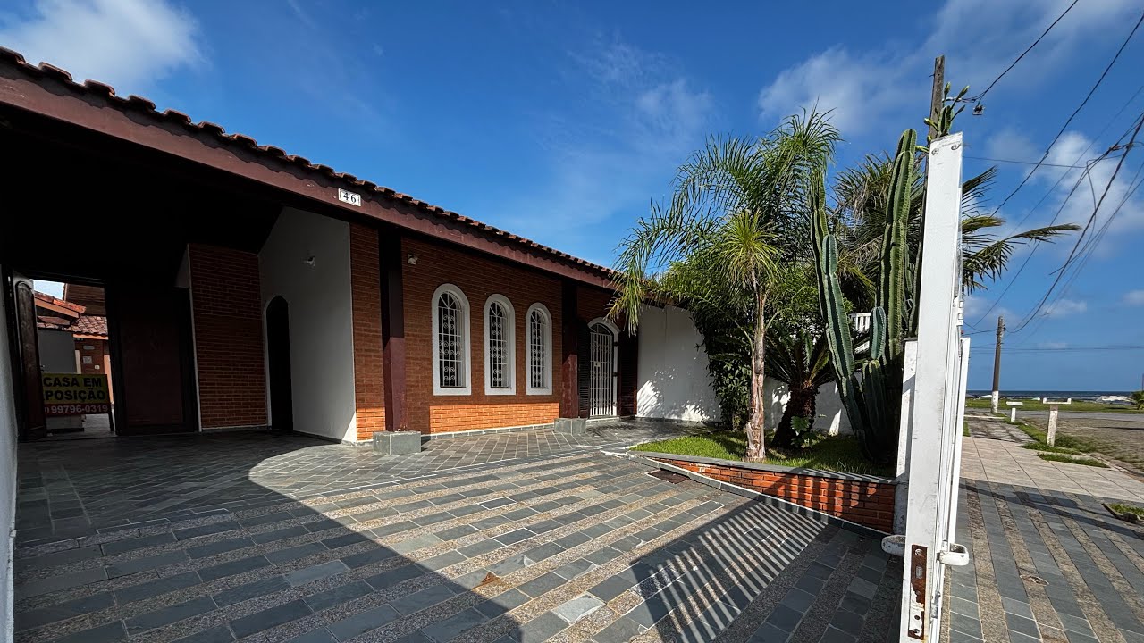 Pé na areia na praia de Peruíbe casa no estilo colonial com piscina imperdível