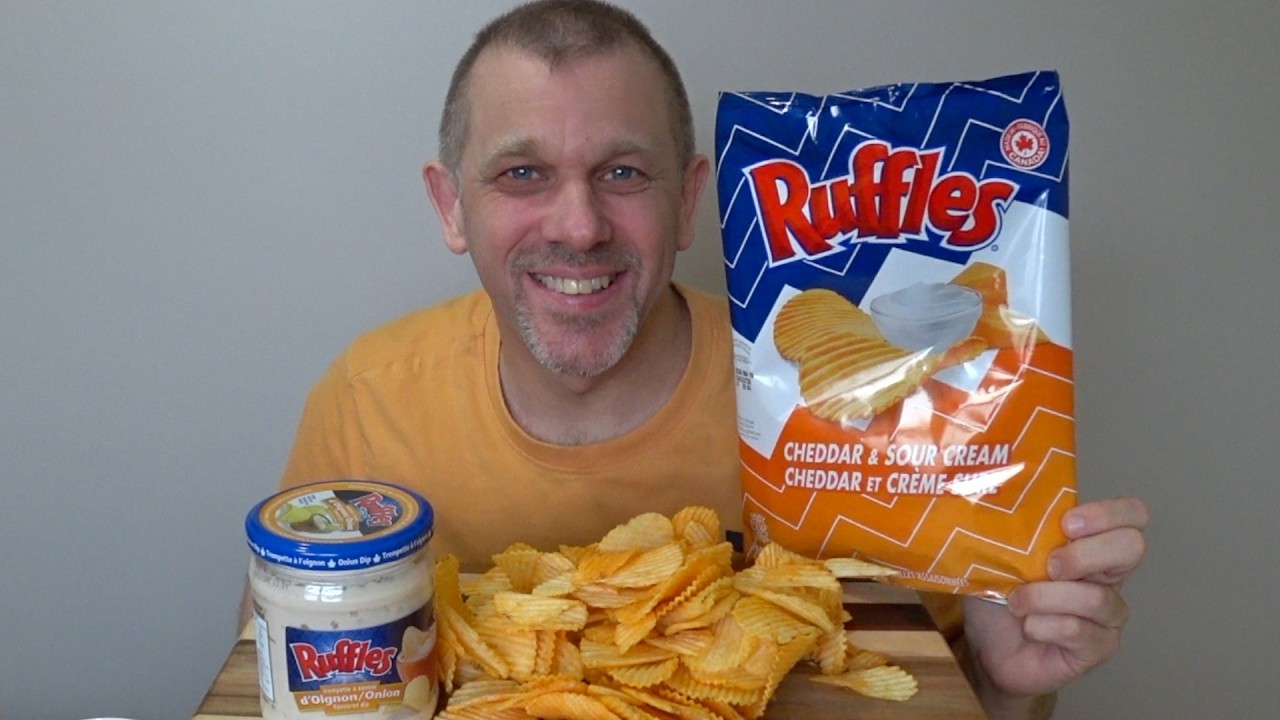 RUFFLES CHEDDAR & SOUR CREAM POTATO CHIPS + RUFFLES ONION DIP *ASMR* (MUKBANG) *EATING SOUNDS*