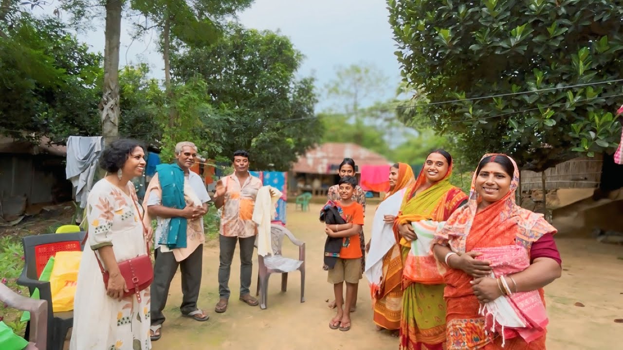 পুজোর শুরুতেই কলকাতা থেকে এসে এক আন্টি বাড়ির সবার জন্য সারপ্রাইজ গিফট দিয়ে গেল। surprise gift
