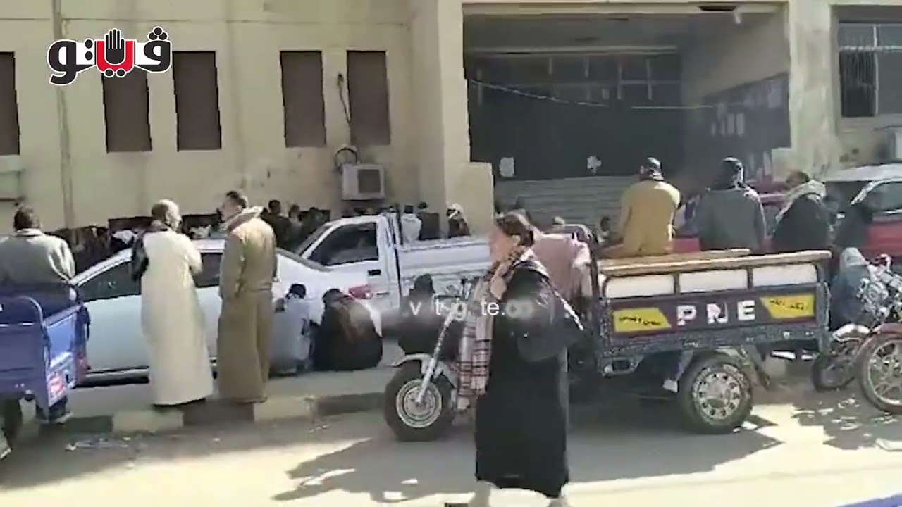 لقوا مصرعهم في حادث، الأهالي ينتظرون خروج 5 جثامين أمام مستشفى الفشن ببني سويف