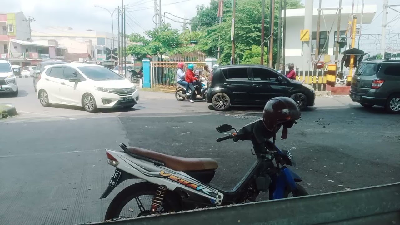 Departure of the Solo-Jogja KRL train# dan truk#automobile 