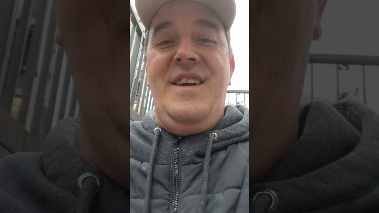 Погружается в метро Франкфурта на майне!!