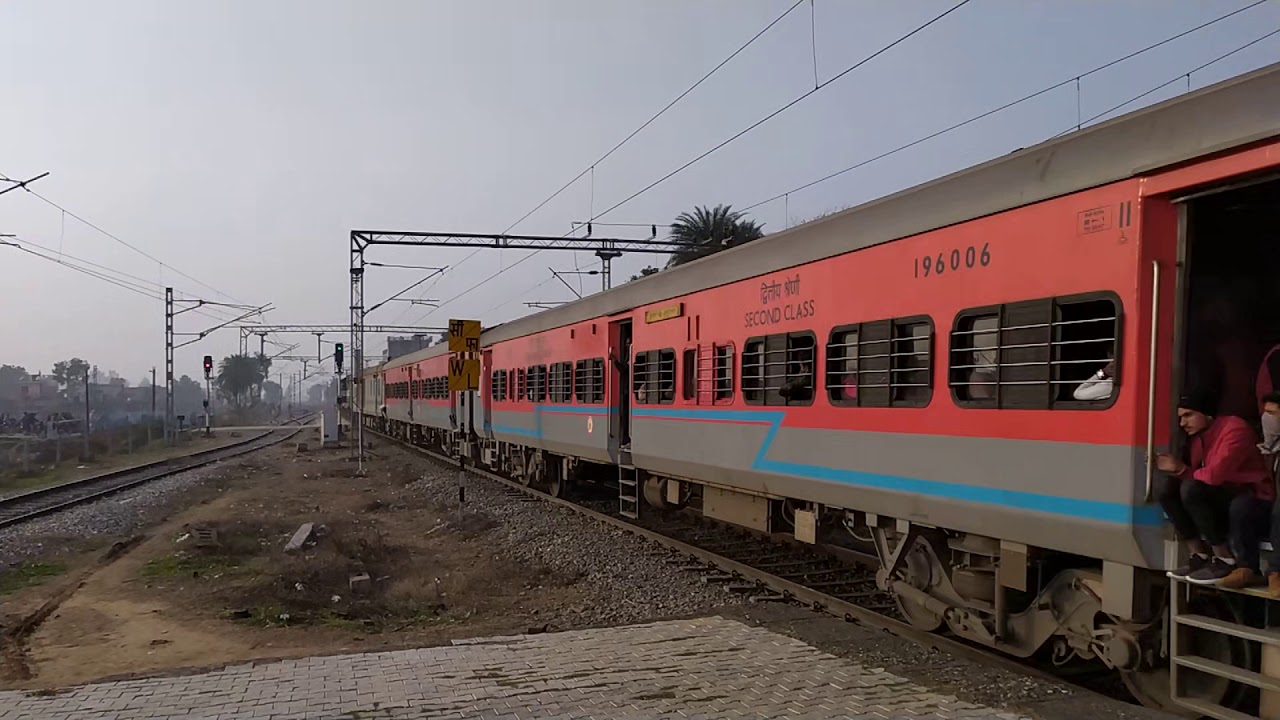 (19325)(Indore-Amritsar)Express via Saharanpur.Ratlam(WDM-3A)Speeding towards Ambala cantt Junction.