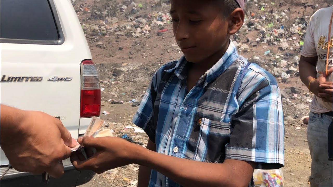 🔴 Mujer se enoja porque alguien envió dinero a este niño 🤔