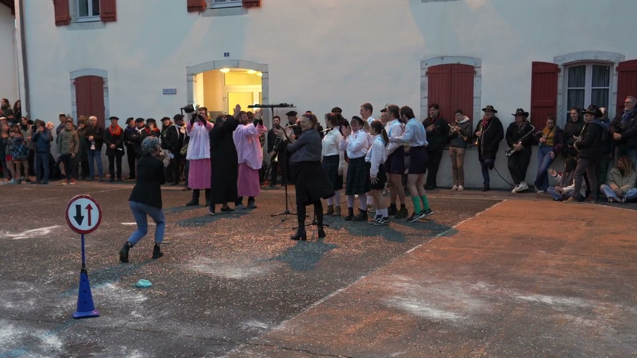 Ihauteri garaian, Hartzaro otsailaren 17an Uztaritzen (pasarteak, 2)