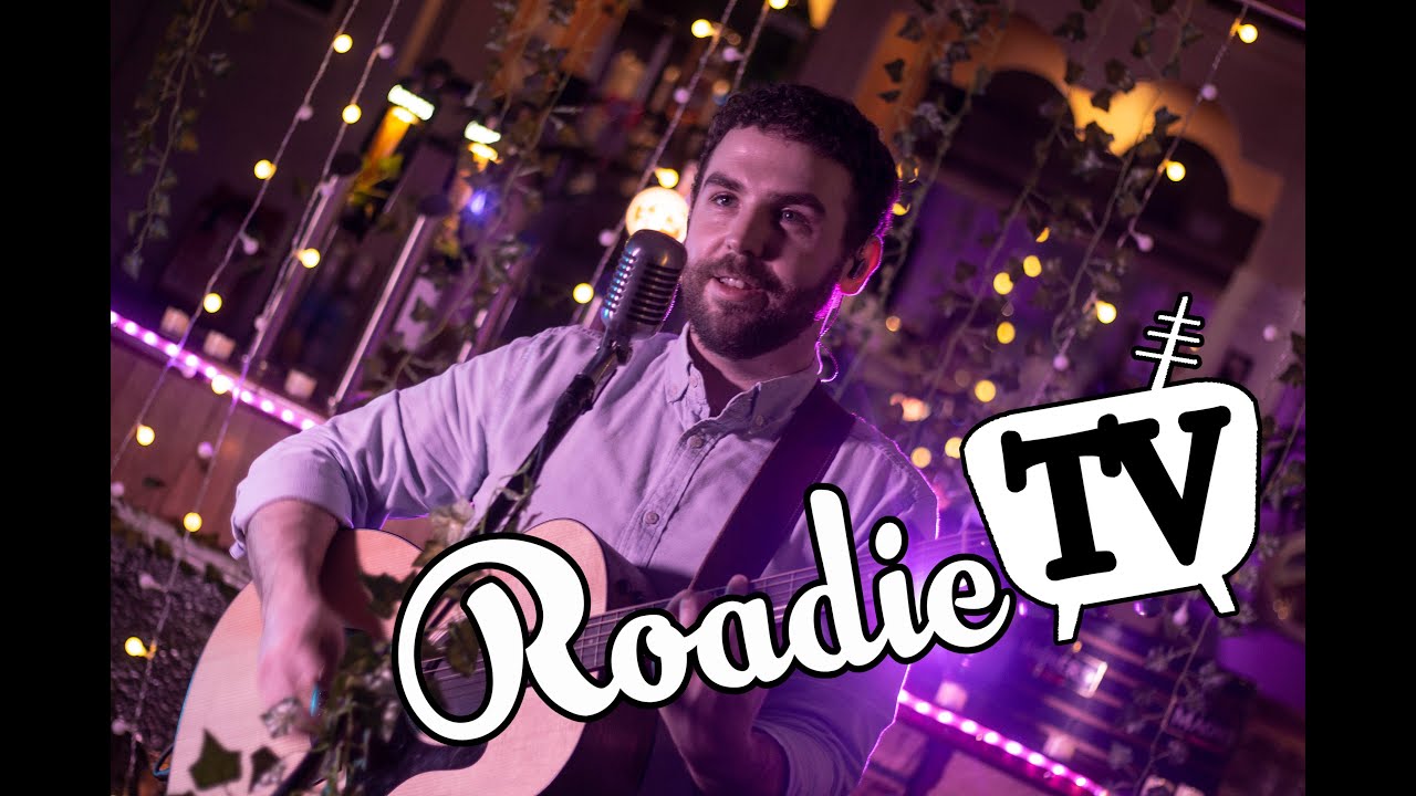 AARON WILSON // BEESWING (Christy Moore Cover) // ROADIE TV //THE STABLE SESSIONS VOL.3