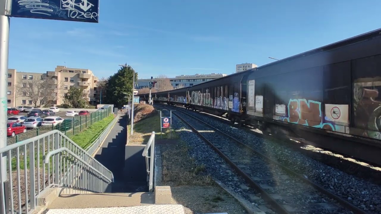 Hexafret en gare de Clermont la rotonde bb 75000 um + couvert transwaggon.