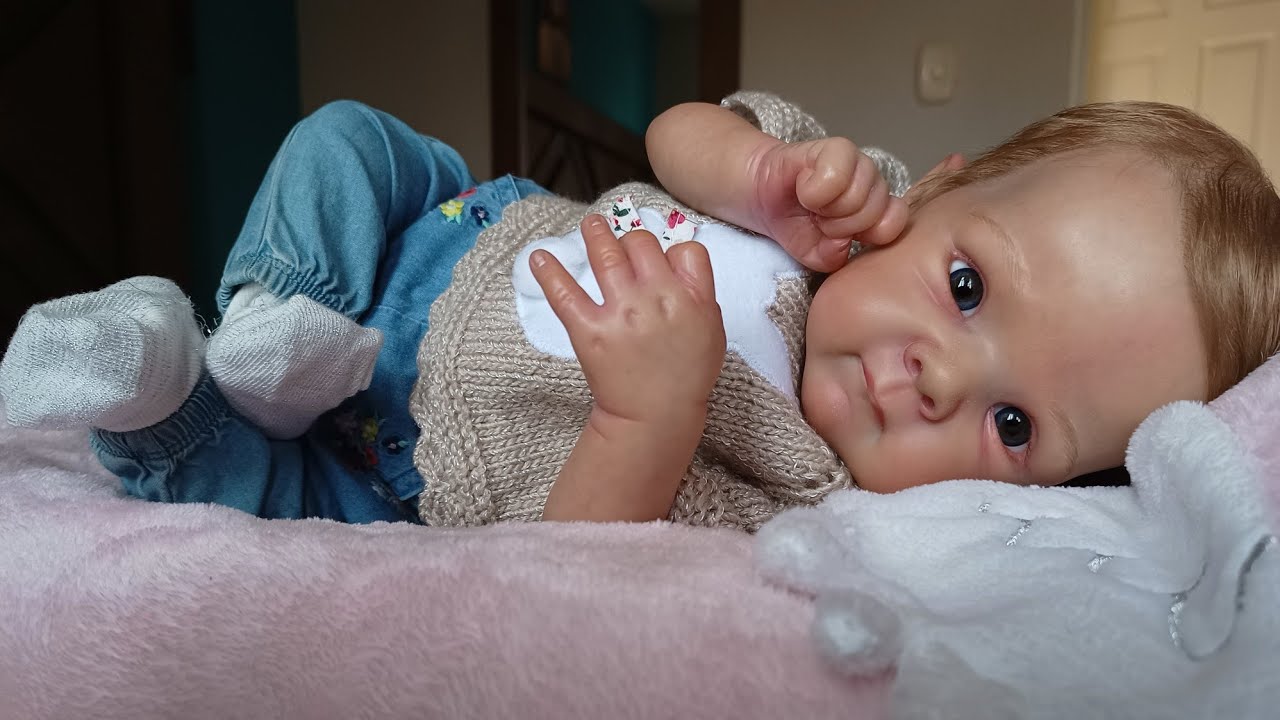 Cambio de ropa a la pequeña Bettie de Adrie Stoete 🥰🥰🥰🥰.