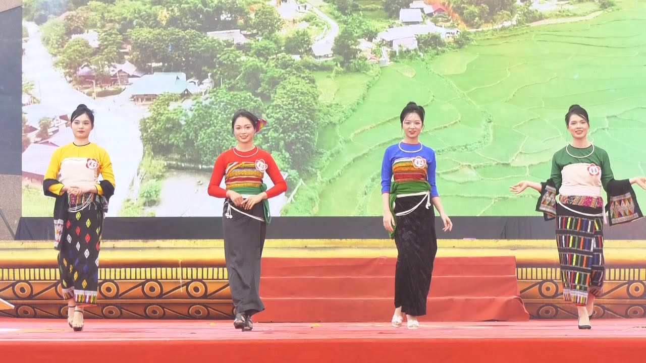 Thi trình diễn trang phục truyền thống, dân tộc tại liên hoan văn hóa các Dân tộc tỉnh Thanh hóa