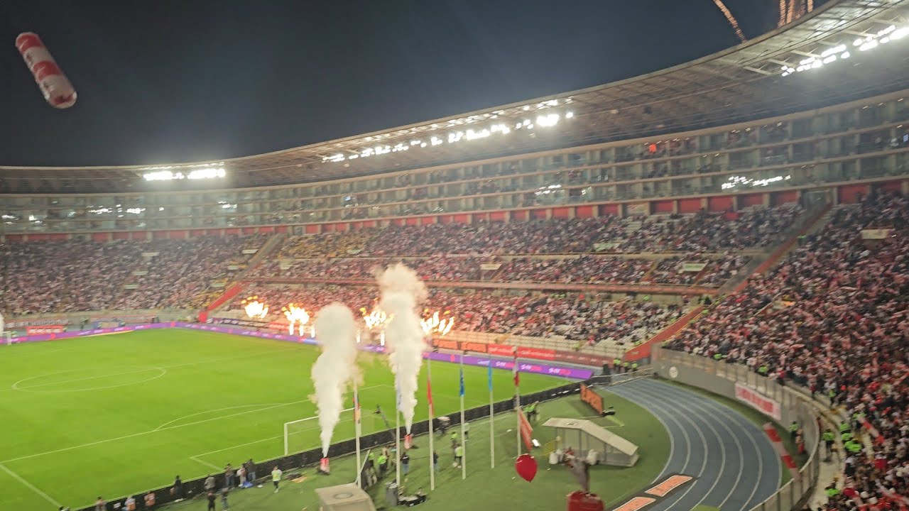 PERÚ 1 - COLOMBIA 1 DESDE EL ESTADIO NACIONAL CON LA BLANQUIRROJA -SALIDA DE LOS EQUIPOS A LA CANCHA