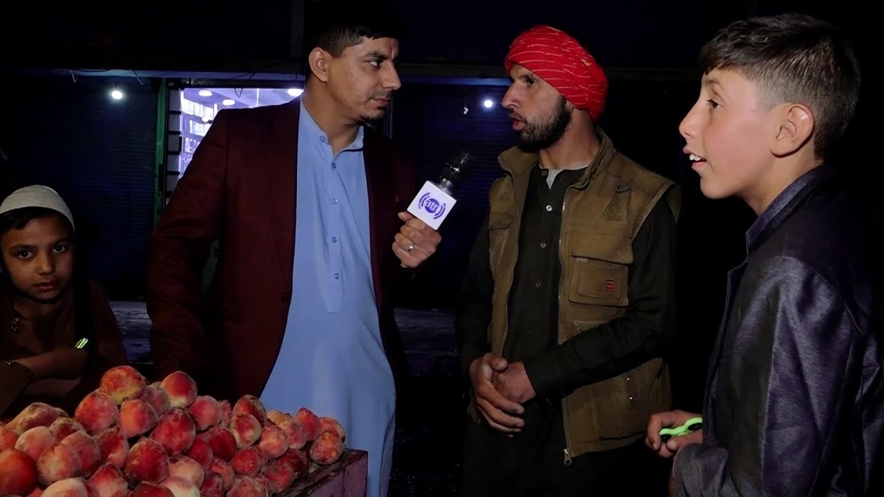 Local fresh fruits sellers in Joy-Sheer Avenue, Kabul /فروشنده های میوه تازه وطنی در جاده جوی شیر