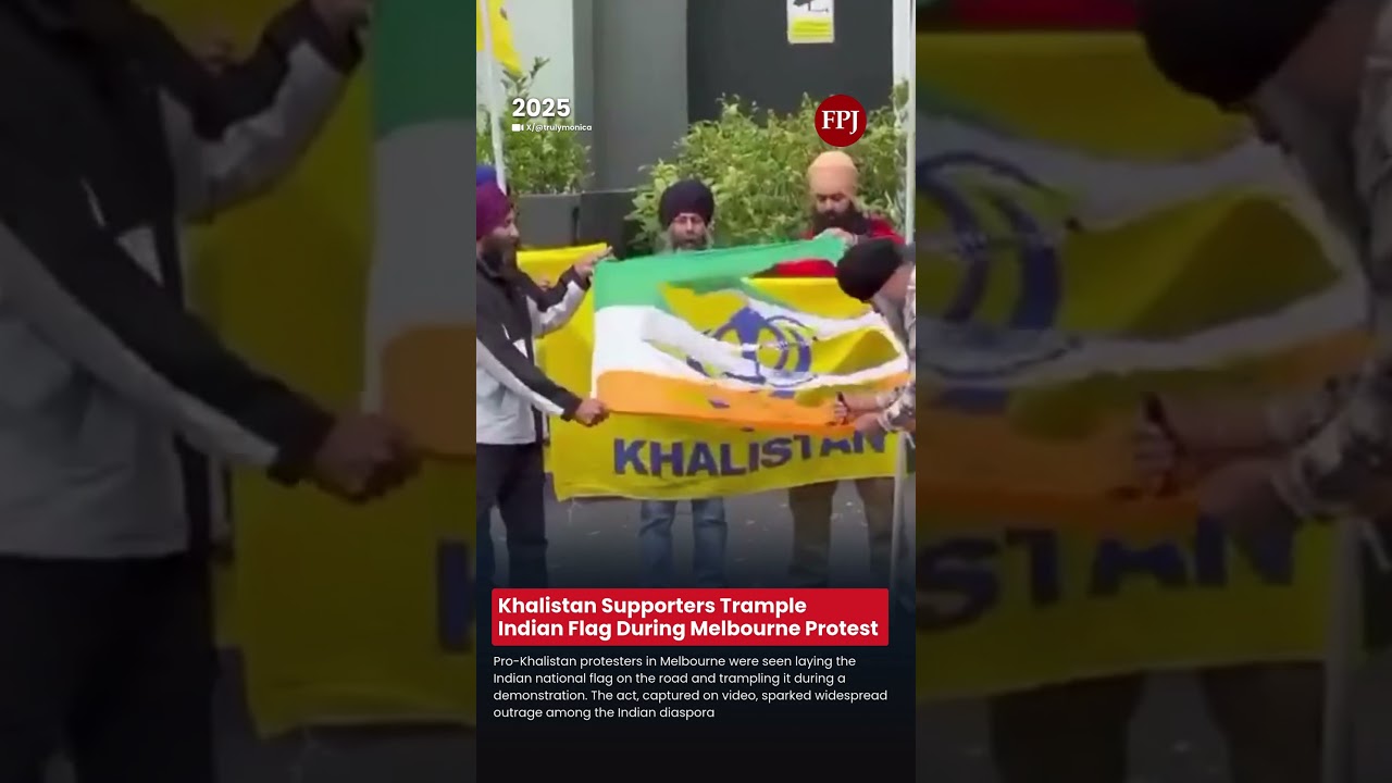 Сторонники Халистана топчут индийский флаг во время протеста в Мельбурне.