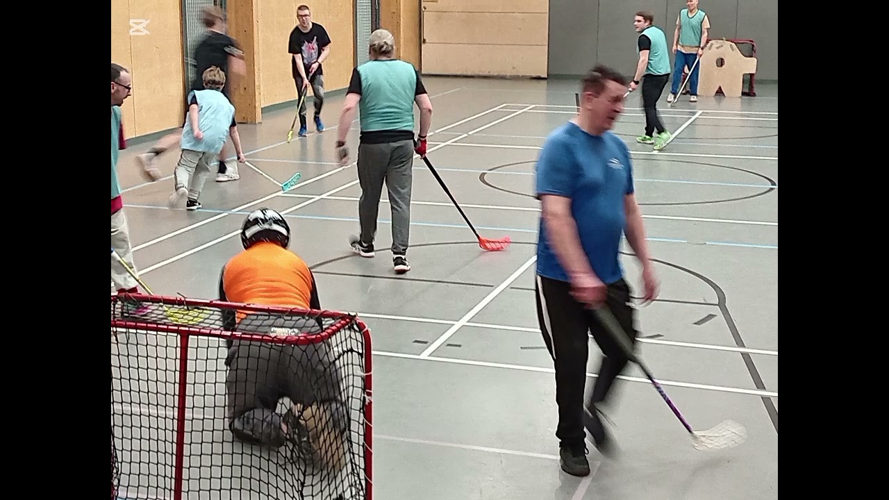 Tänään pelattiin sählyä 16