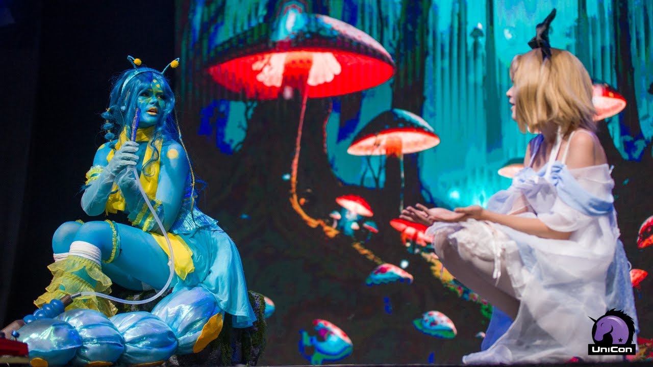 A Mysterious Meeting In Wonderland - Alice and The Caterpillar Cosplay