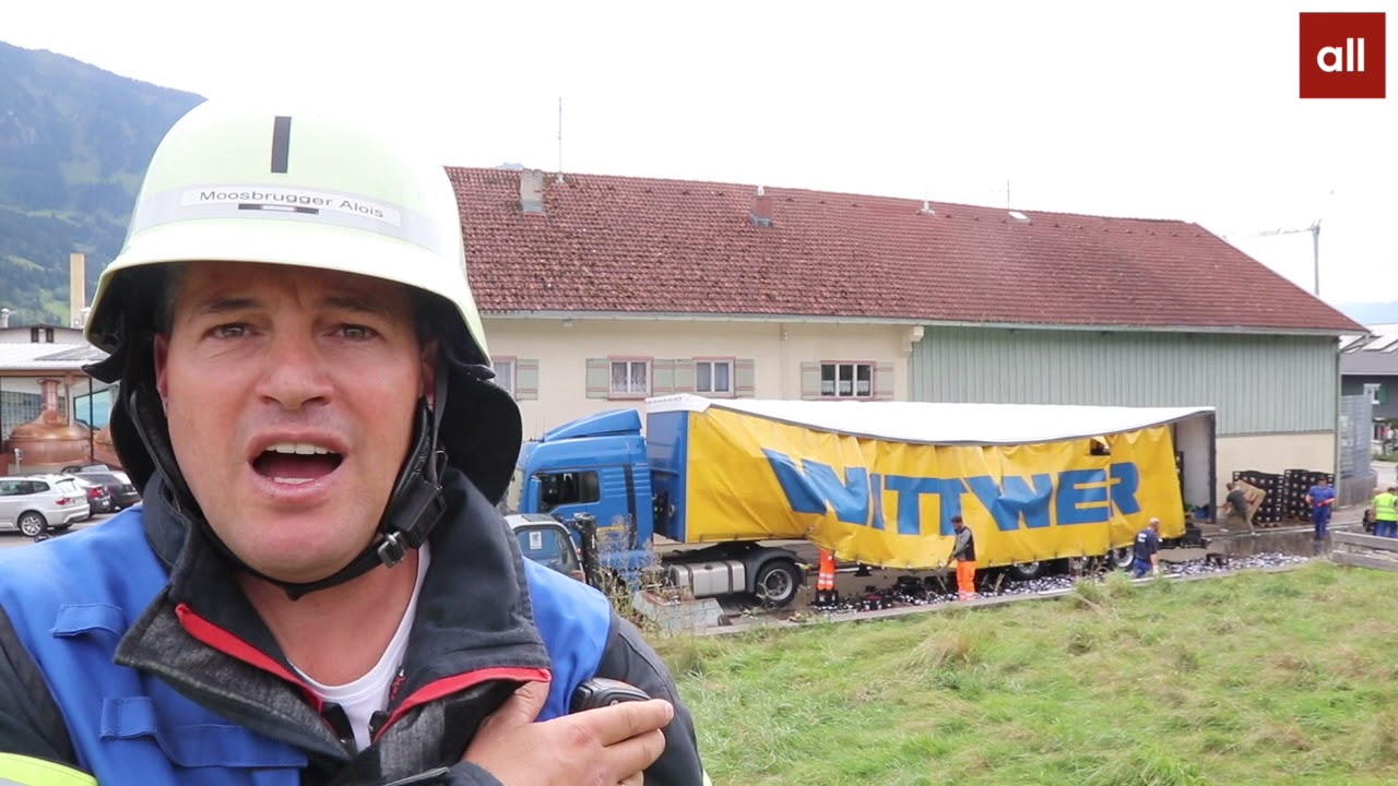 Lastwagen verliert 600 Kästen Bier in Rettenberg