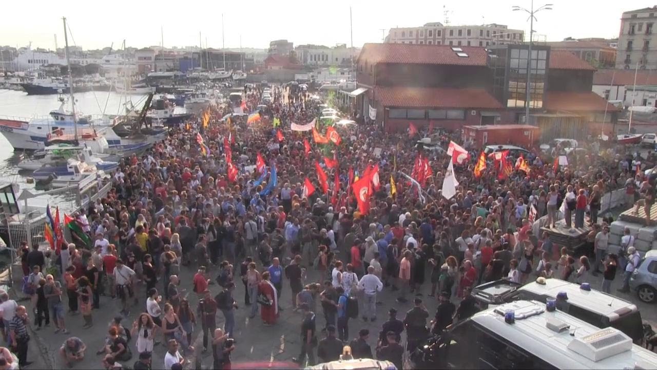 Catania, manifestazione per i migranti della Diciotti: 