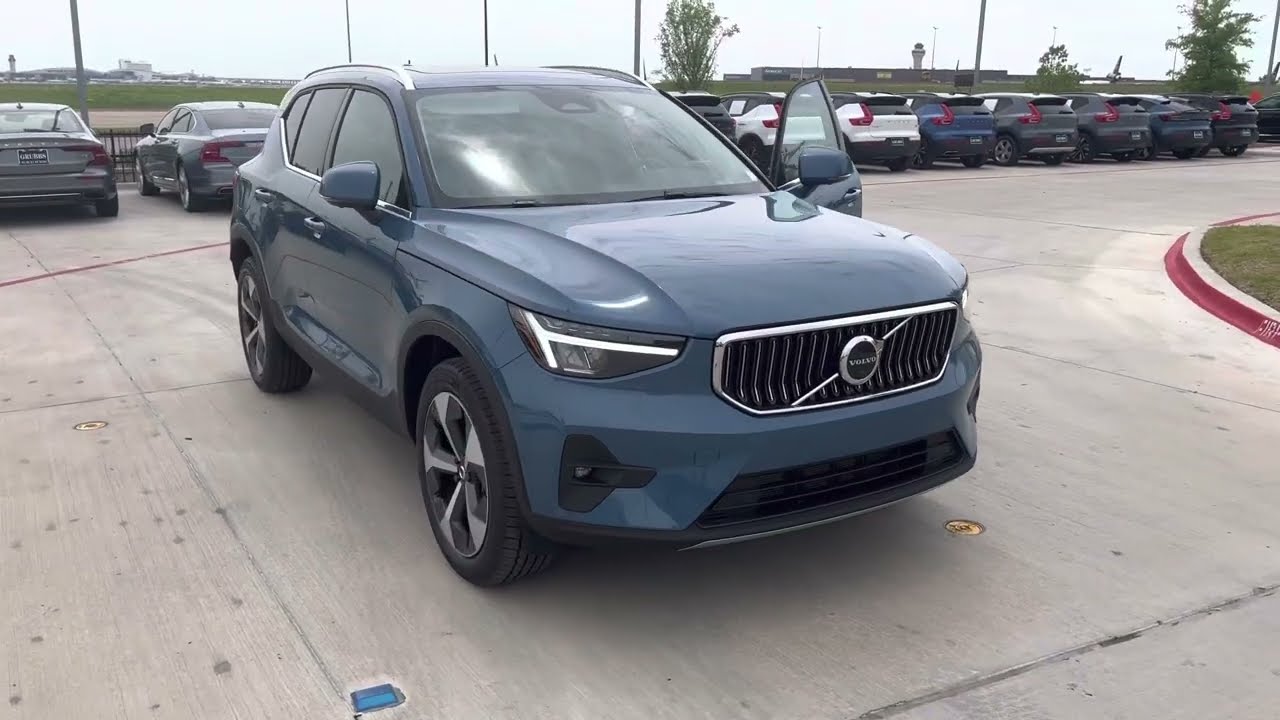 2023 XC40 B4 FWD PLUS Fjord Blue/Blond