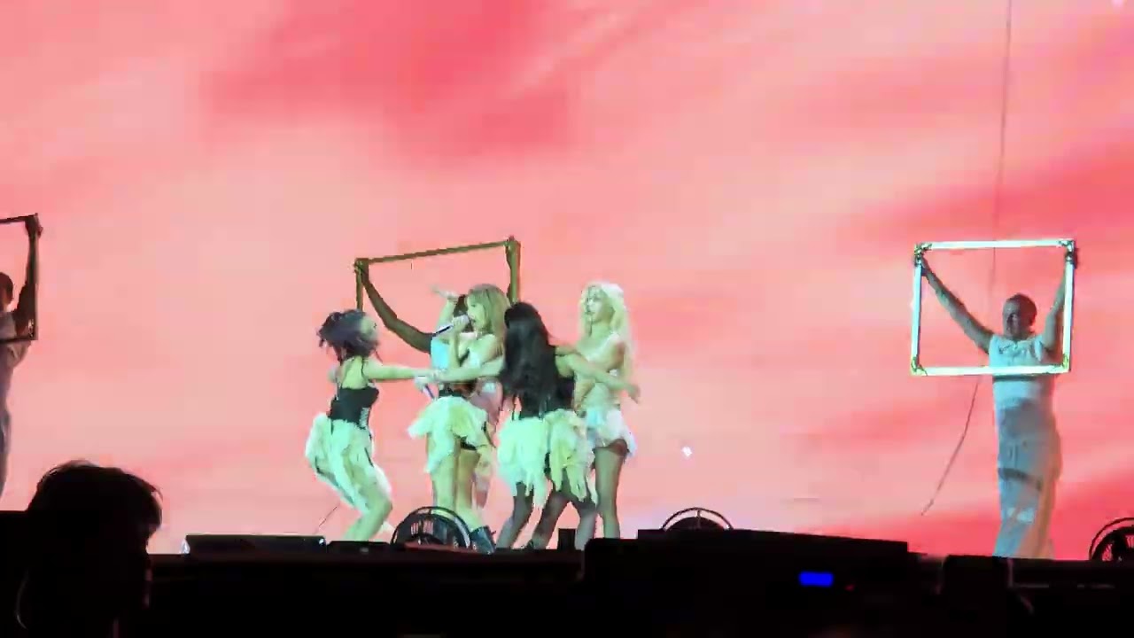 2025/10/19 Blackpink - Pretty Savage    Blackpink World 《Deadline》Live In Kaohsiung
