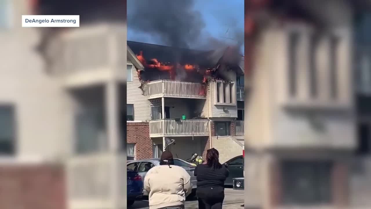 Жители Лансинга в шоке после пожара, повредившего жилой комплекс Woodbridge Manor Apartments.