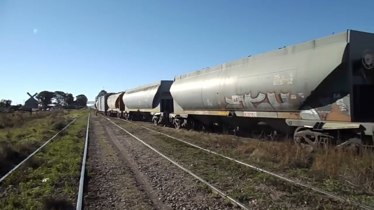 Ferrosur  saliendo de Grumbein  a su paso por Spurr  con la Arena  a Neuquén 
