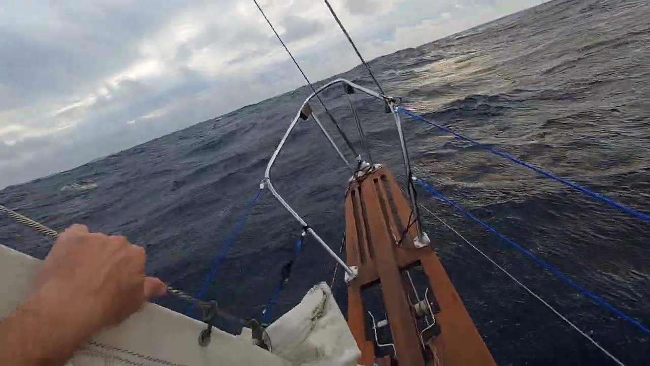 Westsail 32 Hove-To готовится к предстоящей штормовой погоде