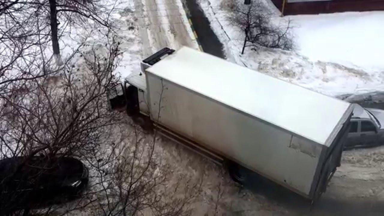 Фура застряла во дворах зимой