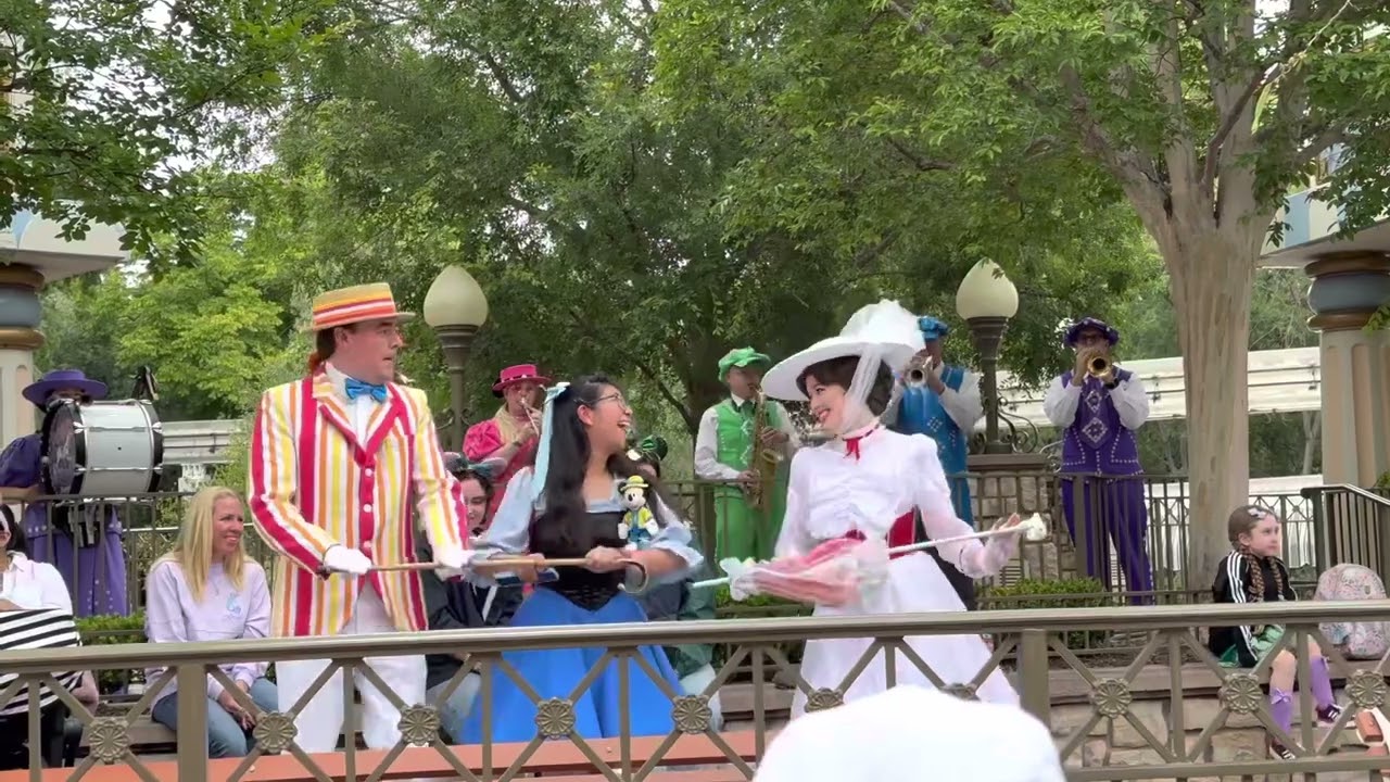 Mary Poppins and Bert dance and entertain guests! // Disneyland