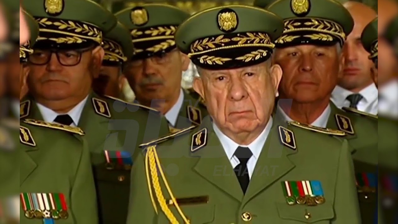 قائد أركان الجيش سعيد شنقريحة وبوعظة واسيني يلقيان النظرة الأخيرة على جثمان المجاهد قايد صالح