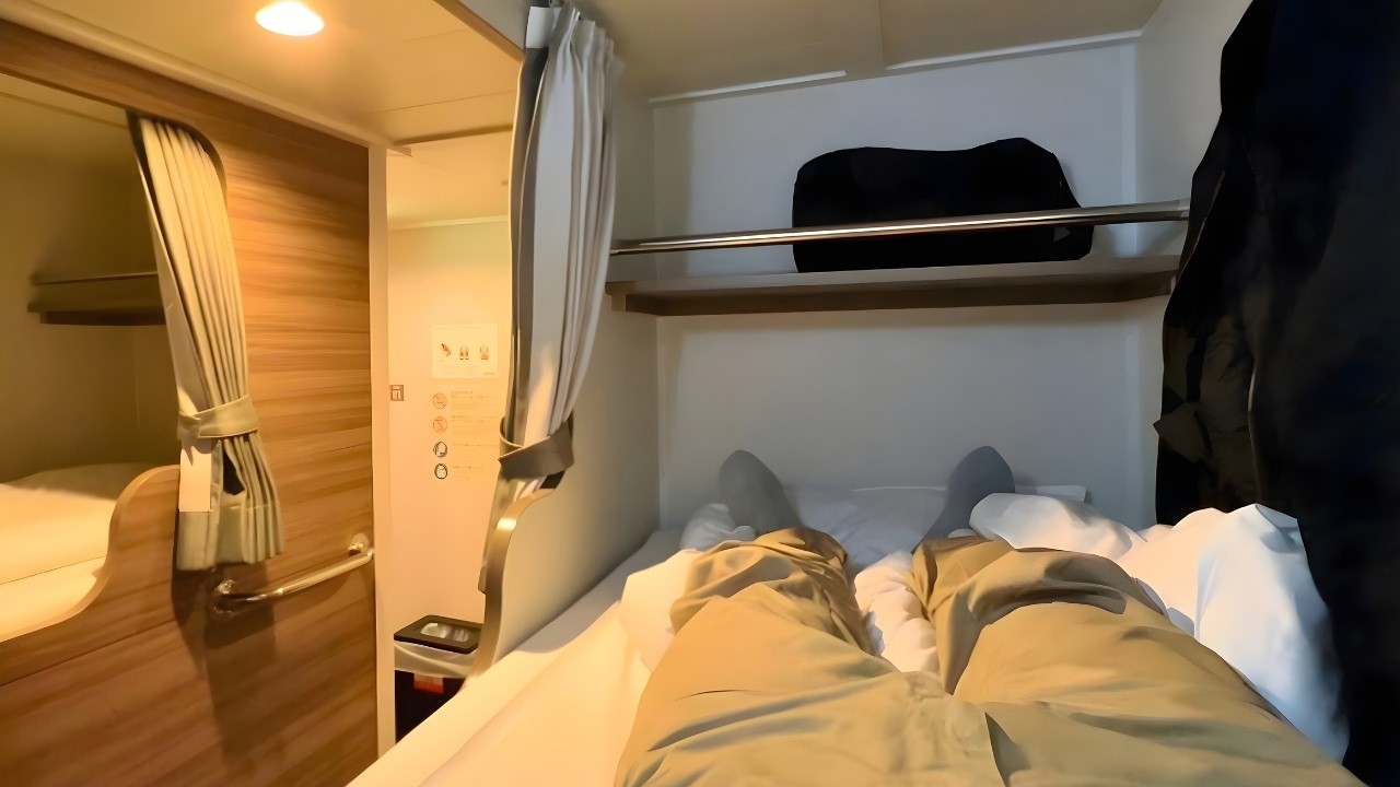 Останавливаюсь в капсуле на ночном пароме в Японии 🇯🇵 | Shinmoji → Osaka | Tourist Room