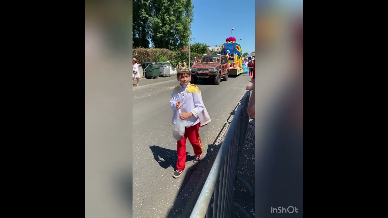 Jour3 des fêtes de Parentis en born défilé des chars en musique