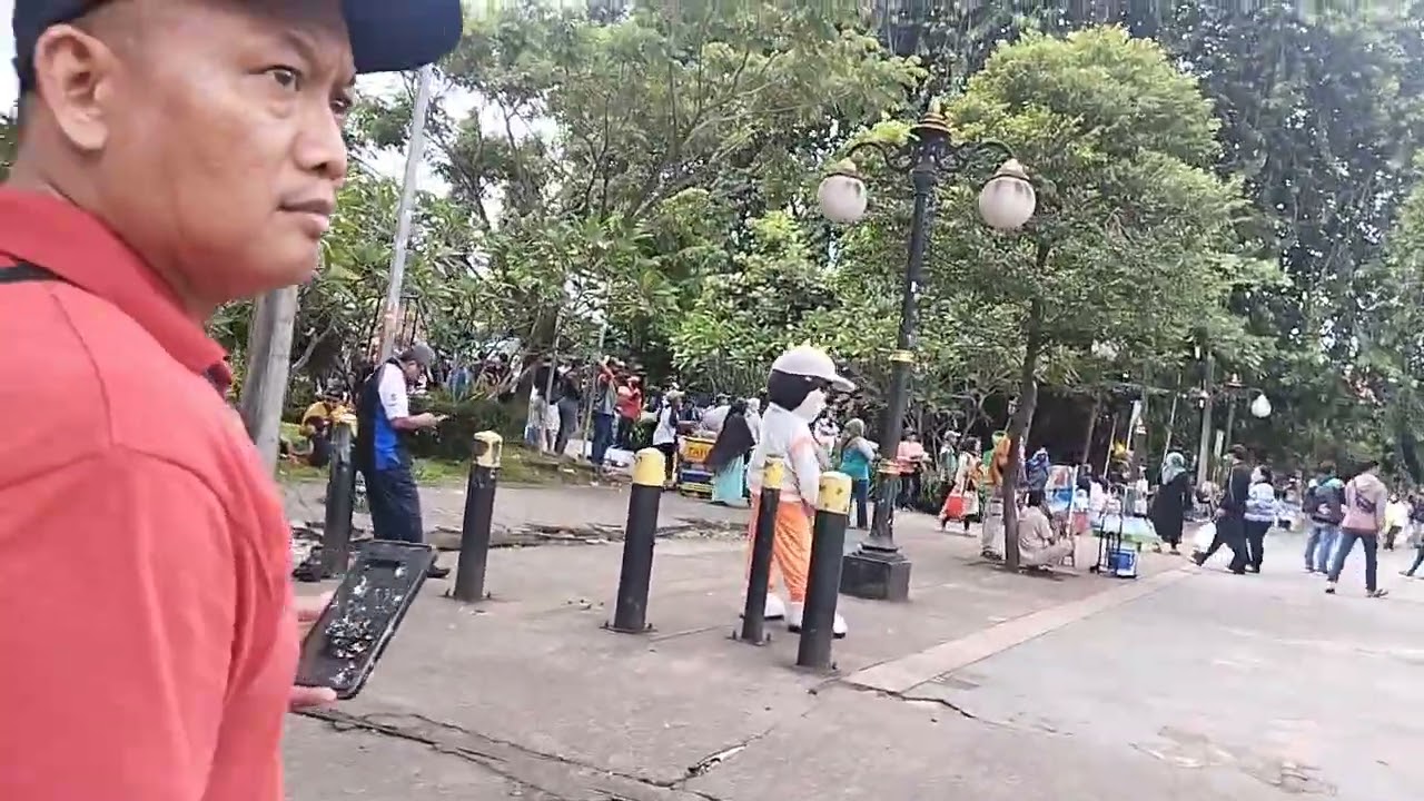 Main disekitar stasiun bogor...rameee pisan