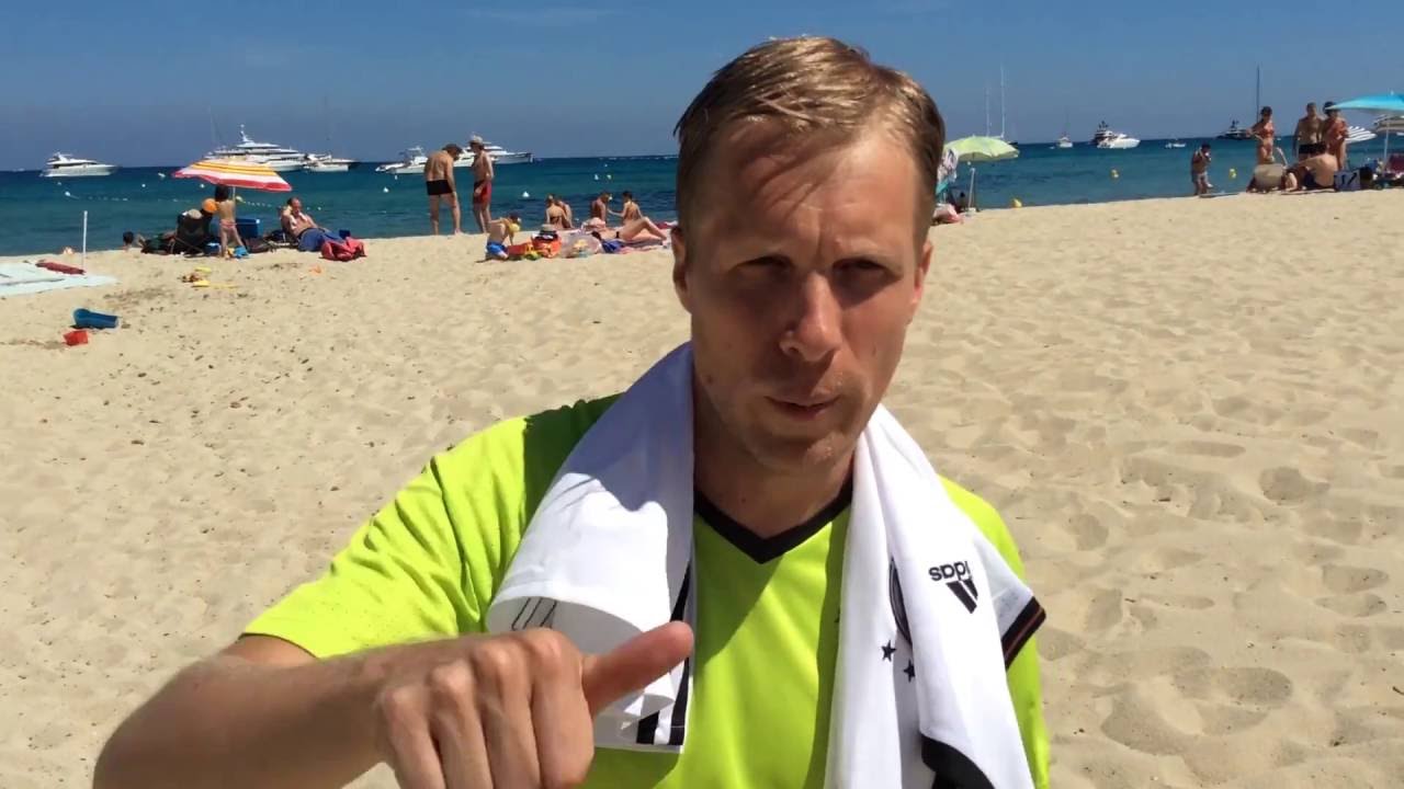 Poldi auf'm Beach in Frankreich