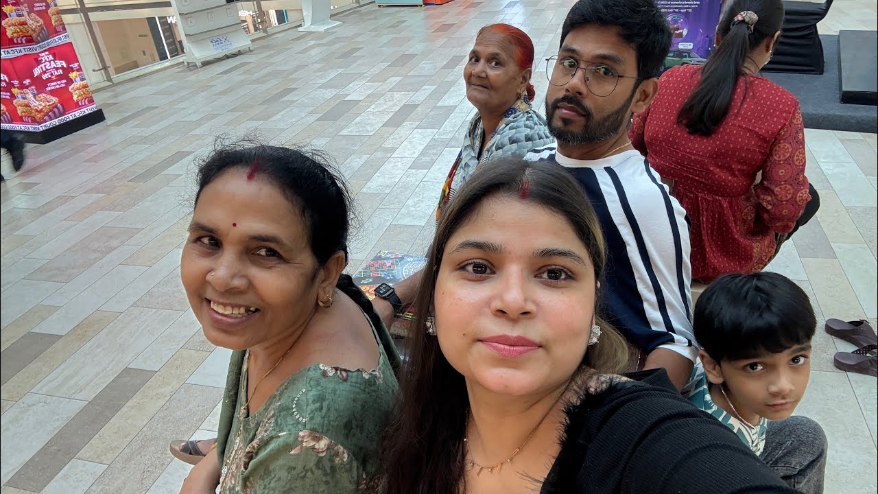 Coco apni amma k sath  lulu mall gya . Last tk dekhiye kyu rone lga coco 🥲