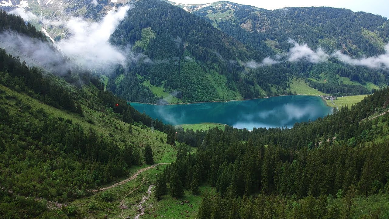 Hiking in the surrounding of Vilsalpsee and Traupalpsee