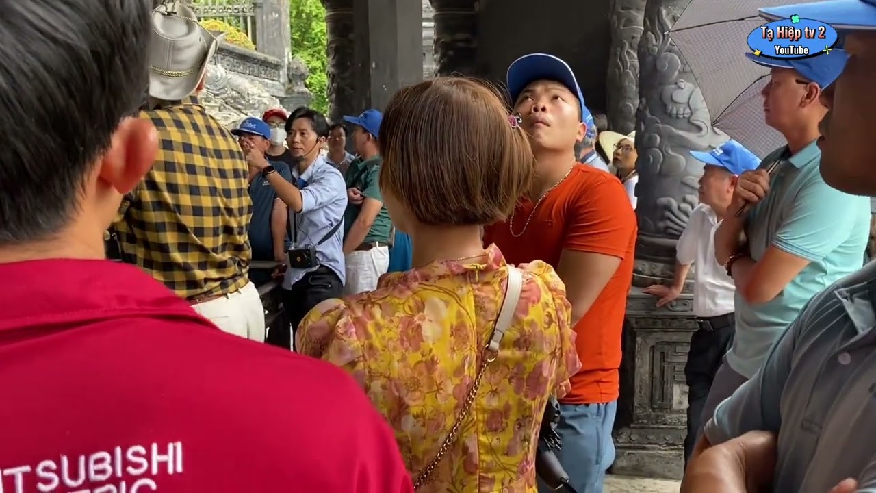 Du Lịch  thăm viếng lăng mộ vua khải định và nghe hướng dẫn viên du lịch thuyết trình về khu mộ