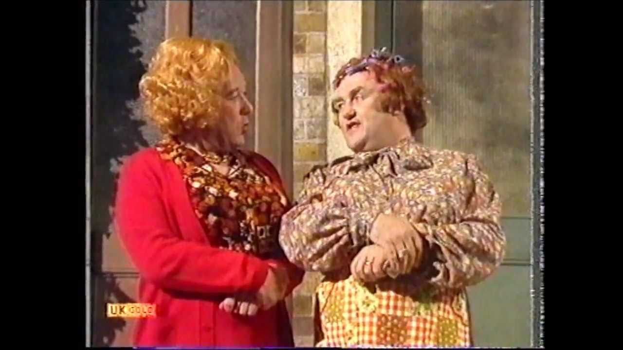Les Dawson - Cissie & Ada - Chatting on the Doorstep