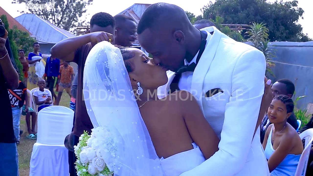 DIDAS & GLORIA{ Abageni bakoze udushya basomanira imbere ya Pasiteri! barabyinnye turumirwa pee!