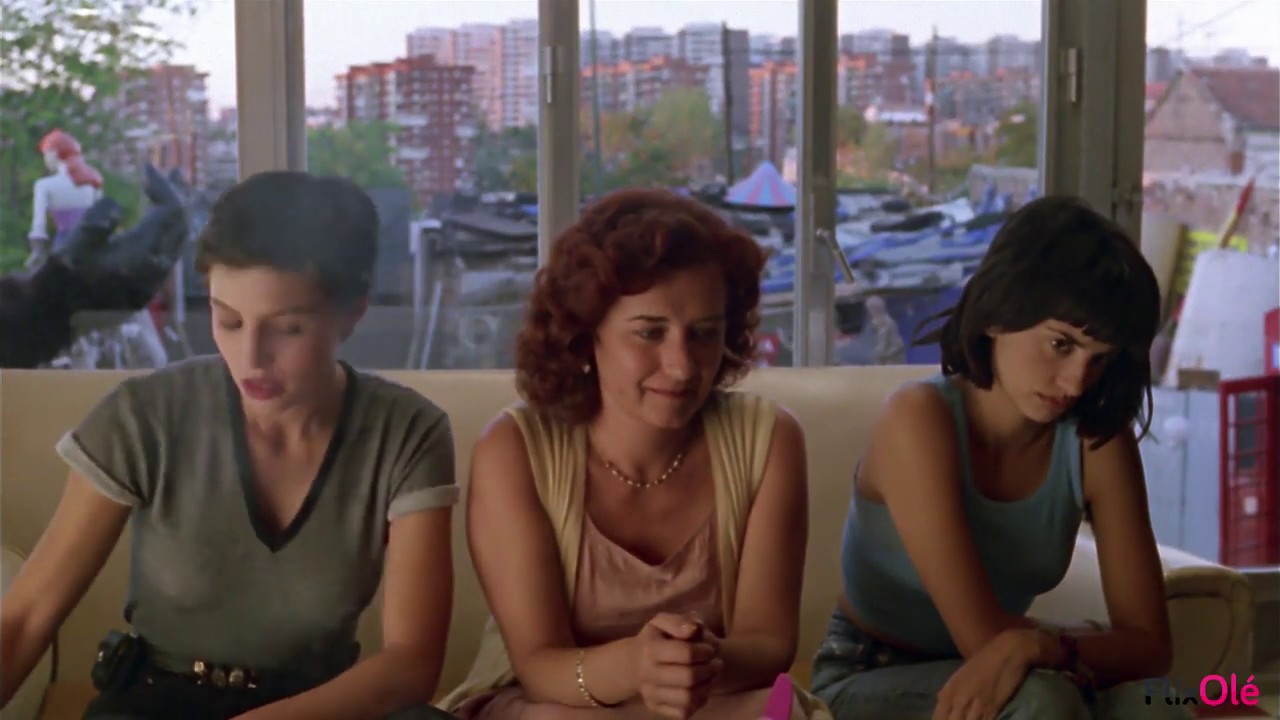 Penélope Cruz en 'Brujas' (1996) [HD] | FlixOlé