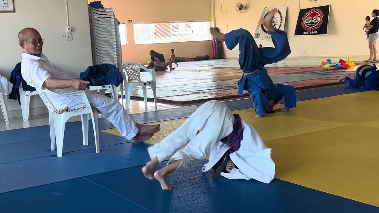 Com o olhar atento do Sensei Umakakeba, a Cecílinha treina 🥋🥰