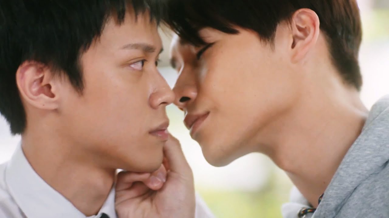 學弟給學長輔導功課，怎料學長在教室就開始發春，吞咽口水吻上他！