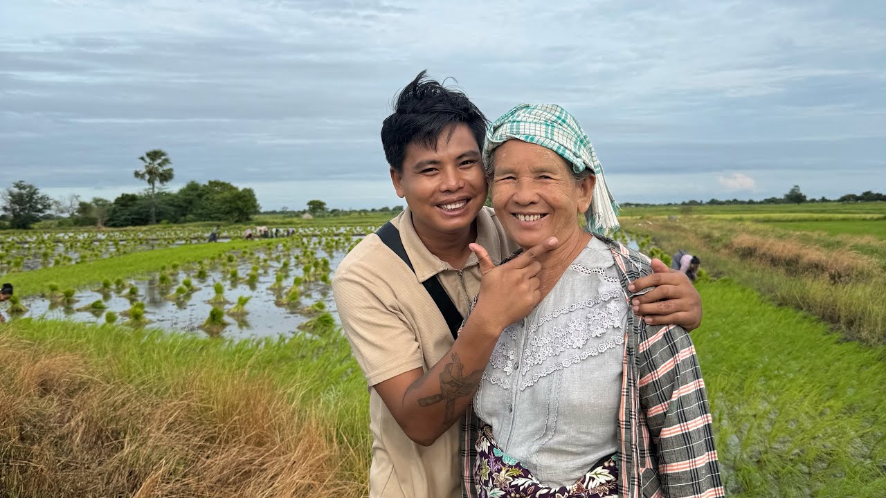 အမေ့လယ်မှာ စပါးစိုက်ကြတဲ့အမတွေကို မဲဖောက်ပေးတဲ့ ပျော်စရာVideoလေး🤗