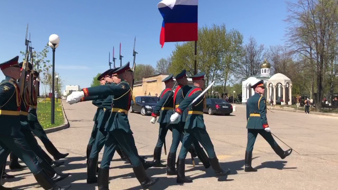 Взвод почётного караула отдаёт последние почести Е.К.Лигачёву.
