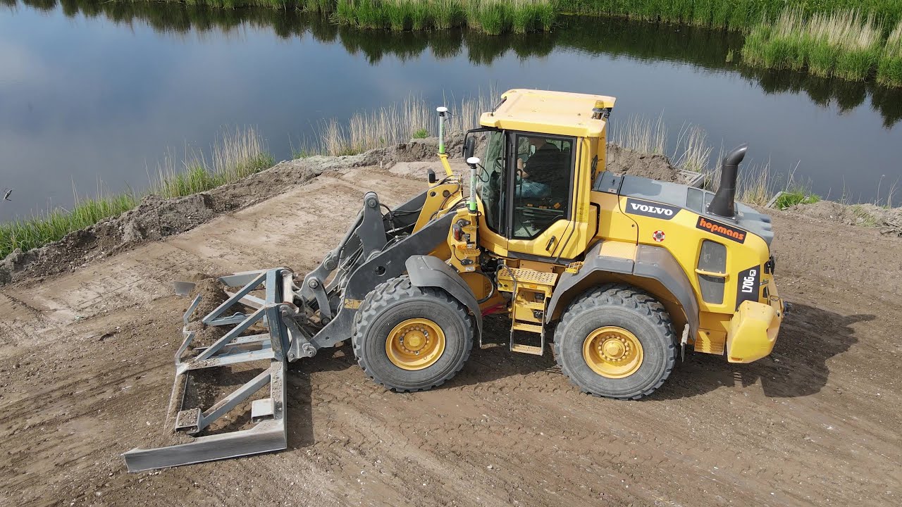 GPS leveling of construction site with Volvo L70G wheel loader using a Digpilot 3D System - 4K